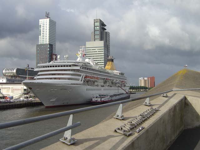 Cruiseschip ms Artemis van P&O aan de Cruise Terminal Rotterdam